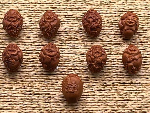 三年以上水晶核雕刻八小财神，圆雕满雕