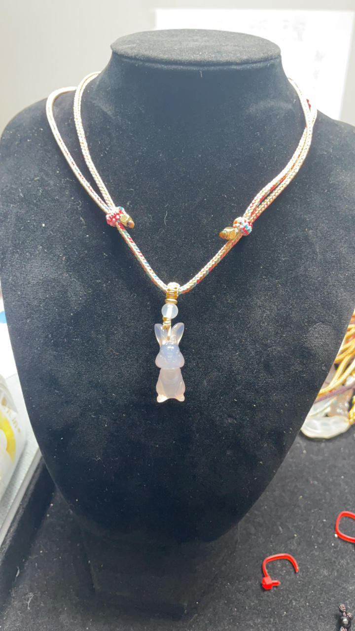 天然玛瑙 可爱小兔 立体雕刻 挂坠 天然的颜色不一样 随机发 