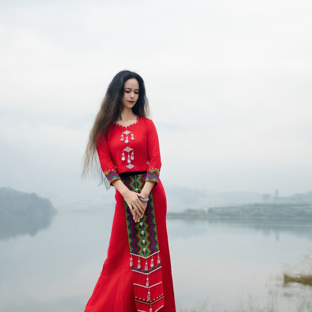 少数民族传统文化体验民族风绣花长款演出服