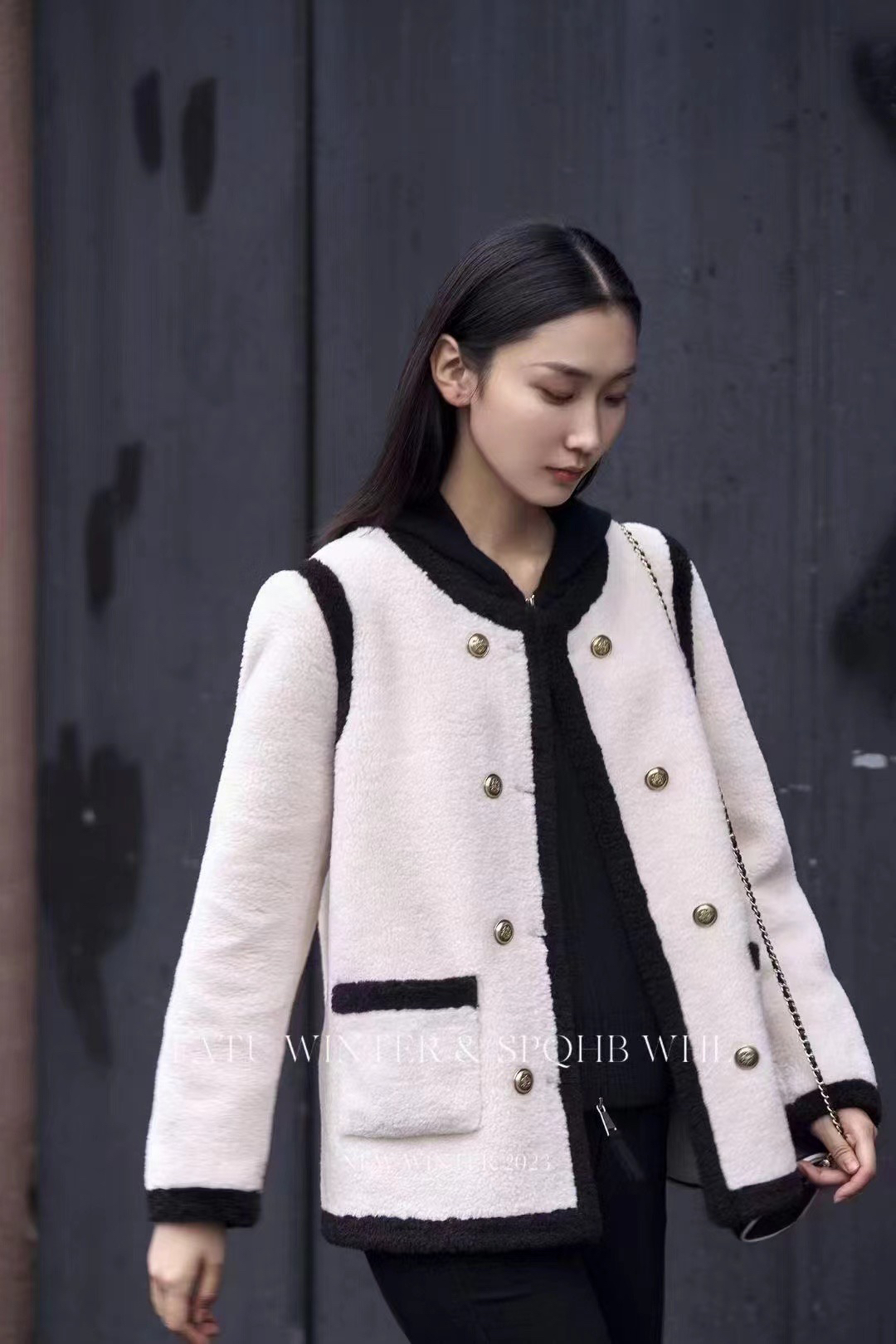 米色小香风颗粒绒外套