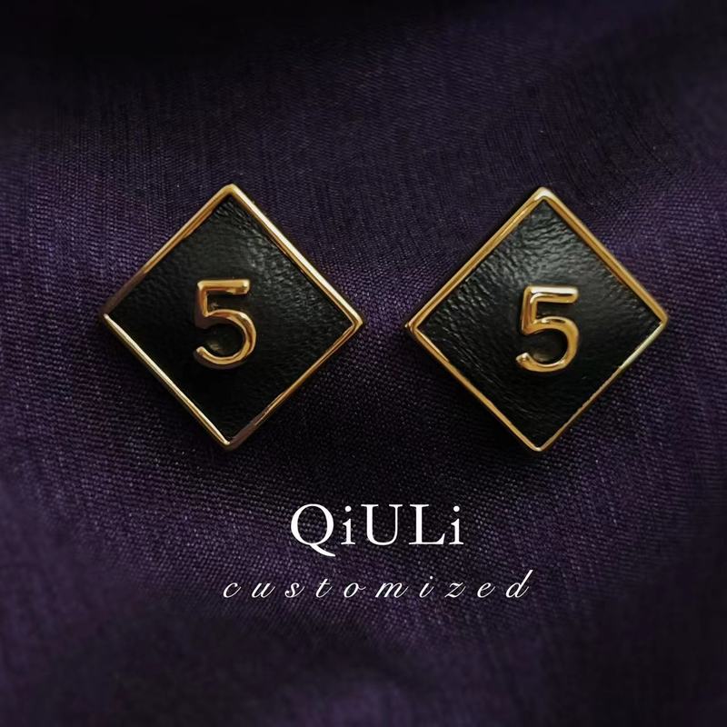 合金耳饰 QIU LI · 经典复古黑金数字小方块耳钉 1h3492