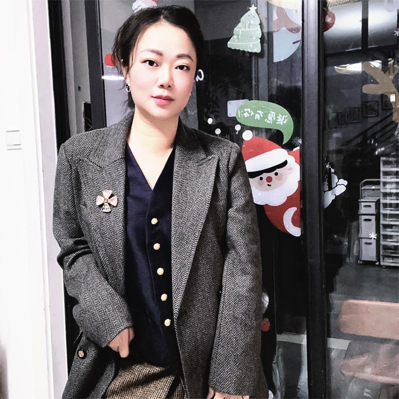 QIU LI · 邱黎同款！秋冬氛围感百搭时尚灰黑人字纹西装外套1c596