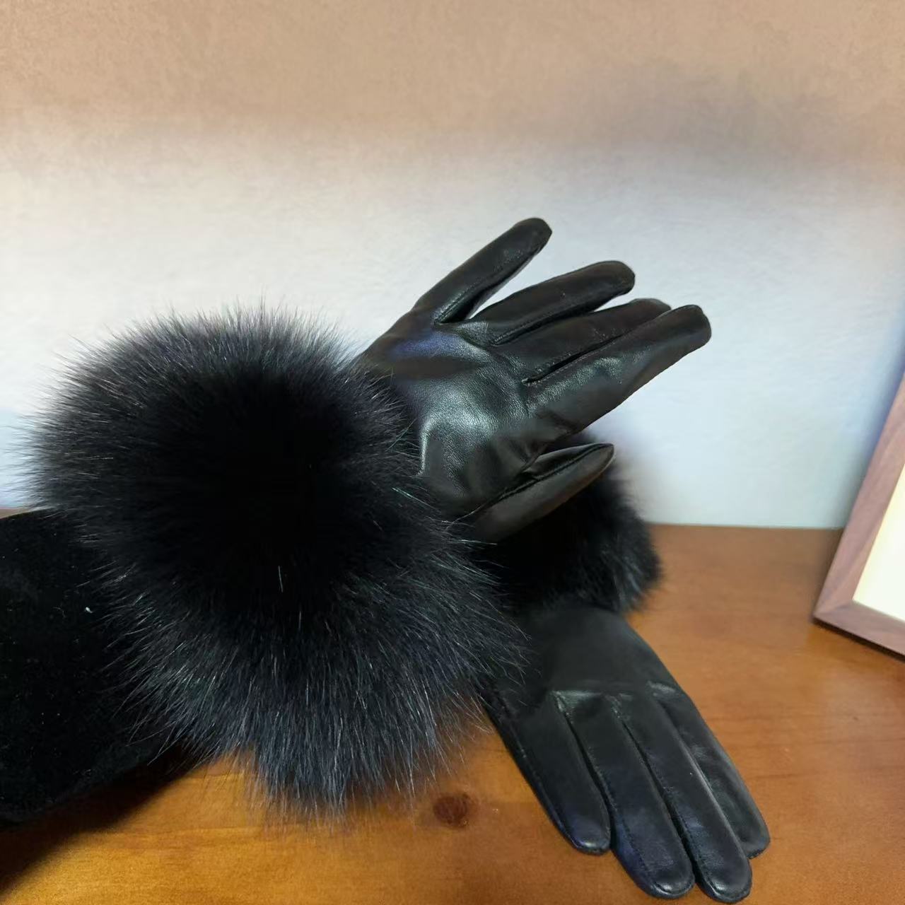 QIU LI · 冬季新款时尚优雅保暖加绒加厚狐狸毛羊皮手套. 1c976