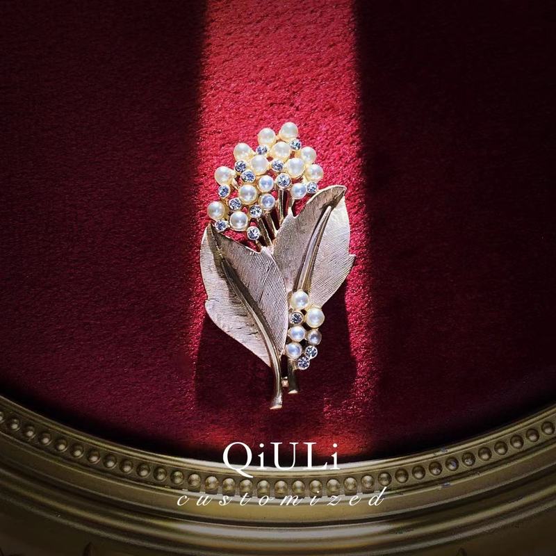 钨合金羽毛胸针 QIU LI · 复古中古风优雅树叶珠珠胸针 1h3395
