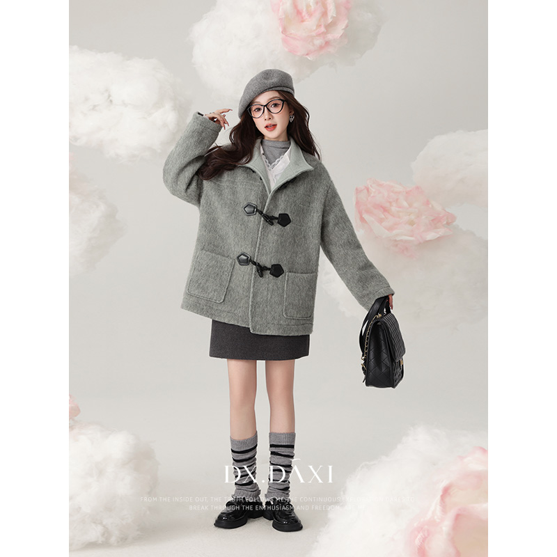 代大喜【芬兰雪镜】冬季新款灰色复古牛角扣短款大衣休闲毛呢外套