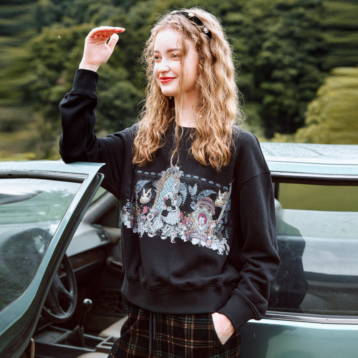 菀草壹2023冬黑色卫衣圆领无帽插肩袖复古小众设计上衣E33311251