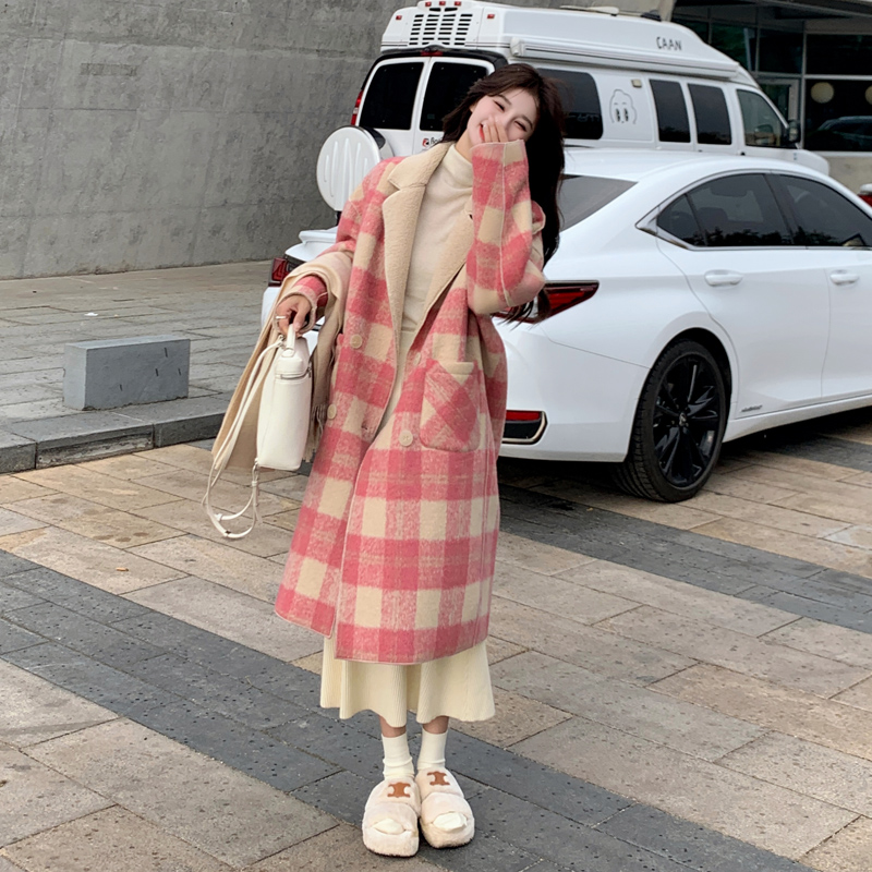粉色格子羊羔毛外套女秋冬2023新款韩系温柔风中长款加厚毛呢大衣