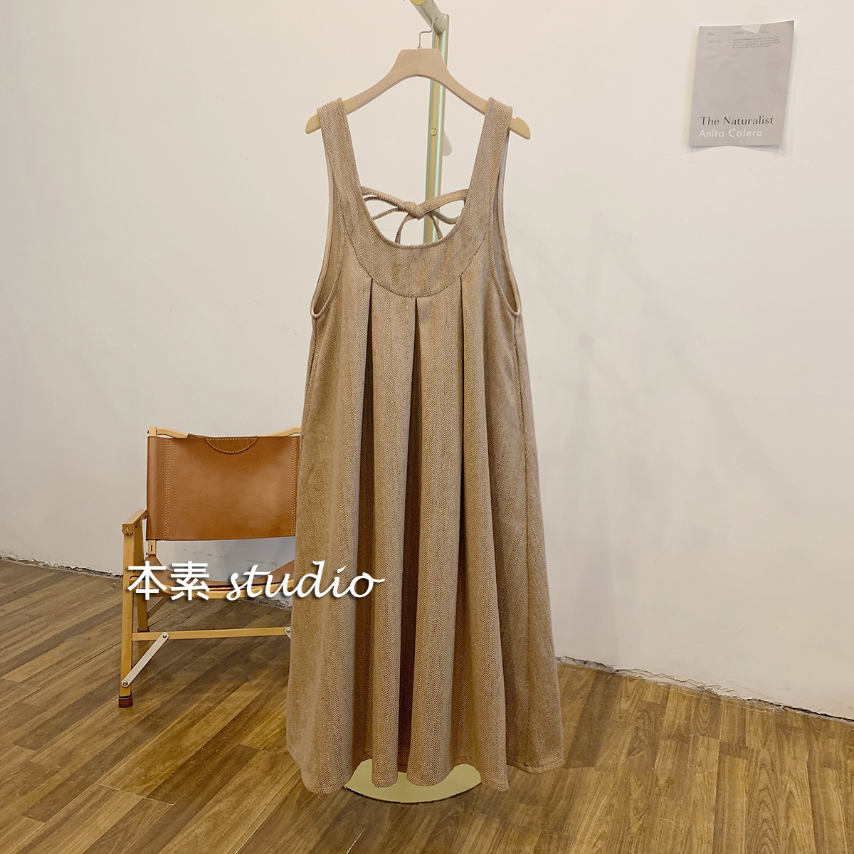 C2553人字纹亮丝背后系带圆领背心裙