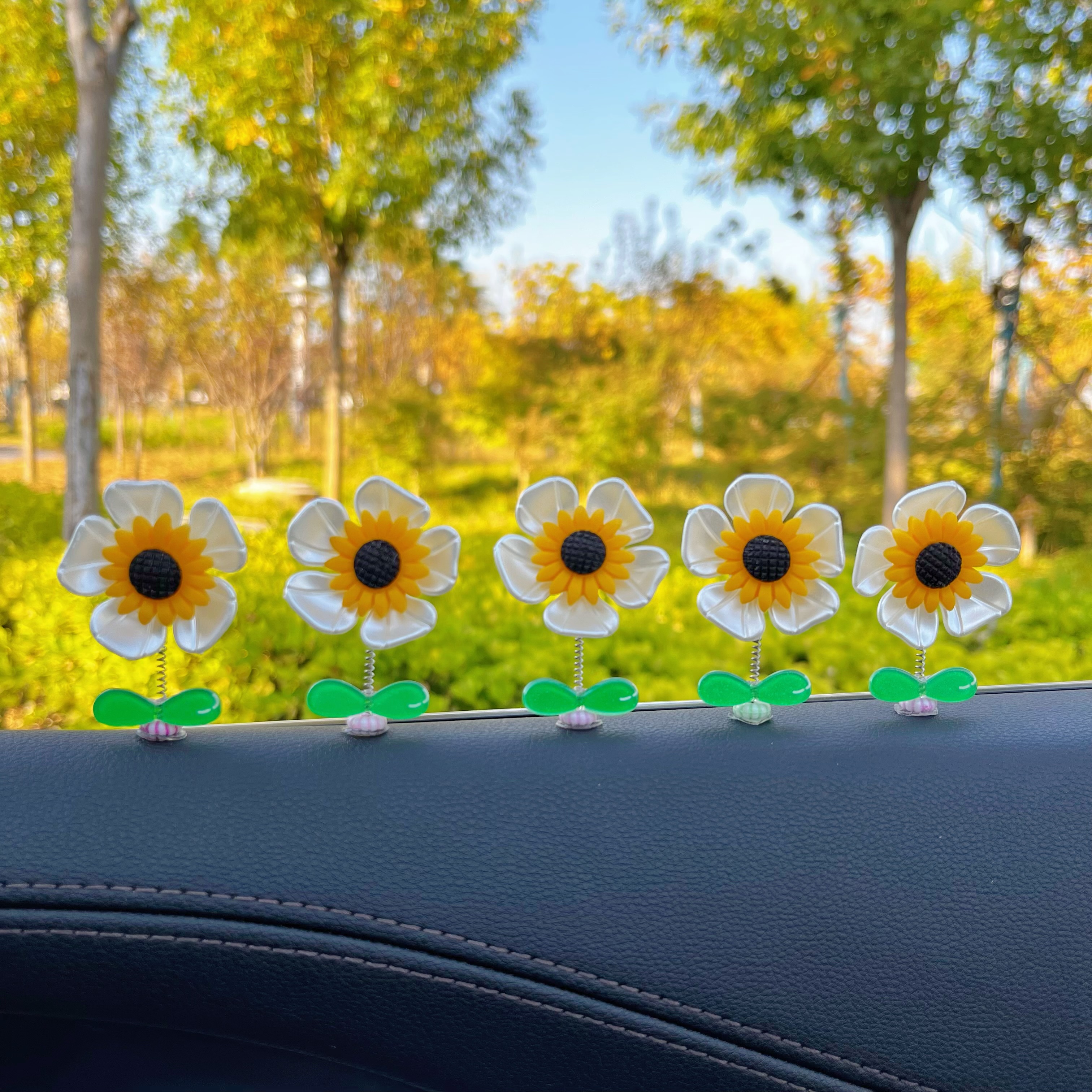 新款车载可爱摇头花朵创意摆件车内中控台摆件装饰品桌面摆件