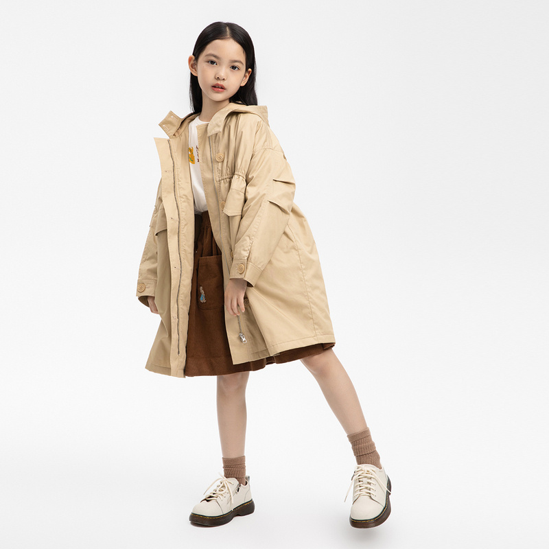 播broadcute童装2025新款假日狂想曲系列全棉工装字母绣标风衣