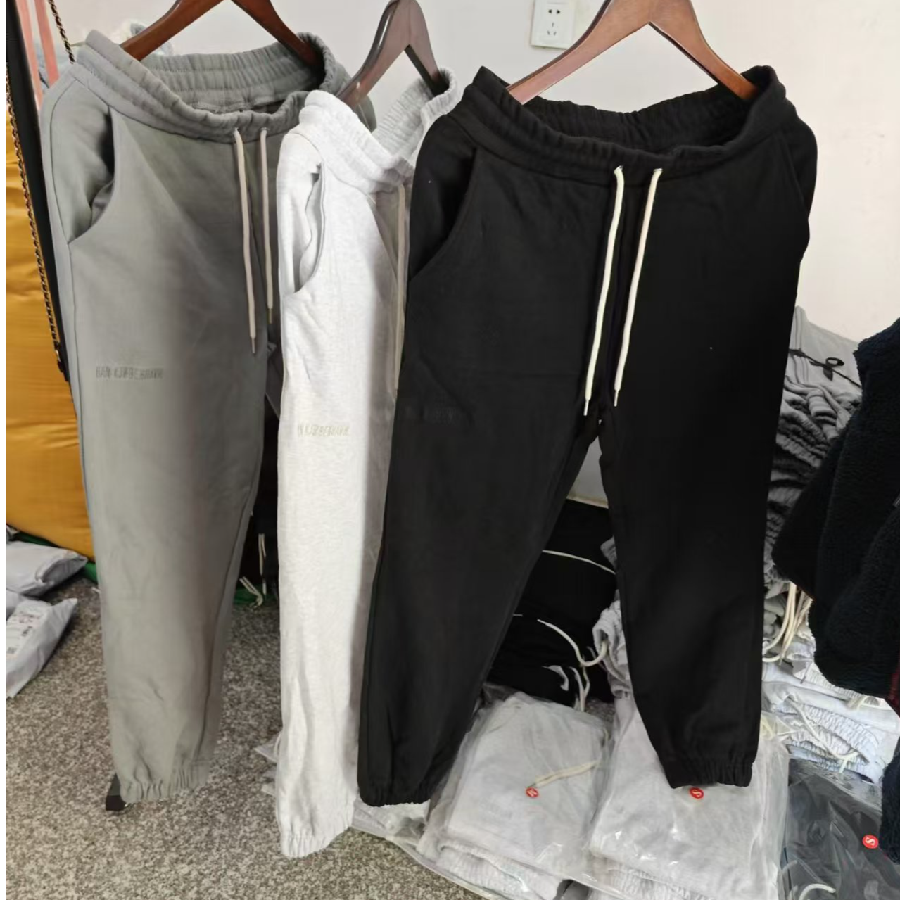 出口全棉抓绒高克重情侣款收口卫裤，经典纯色刺绣字母白搭款少量 