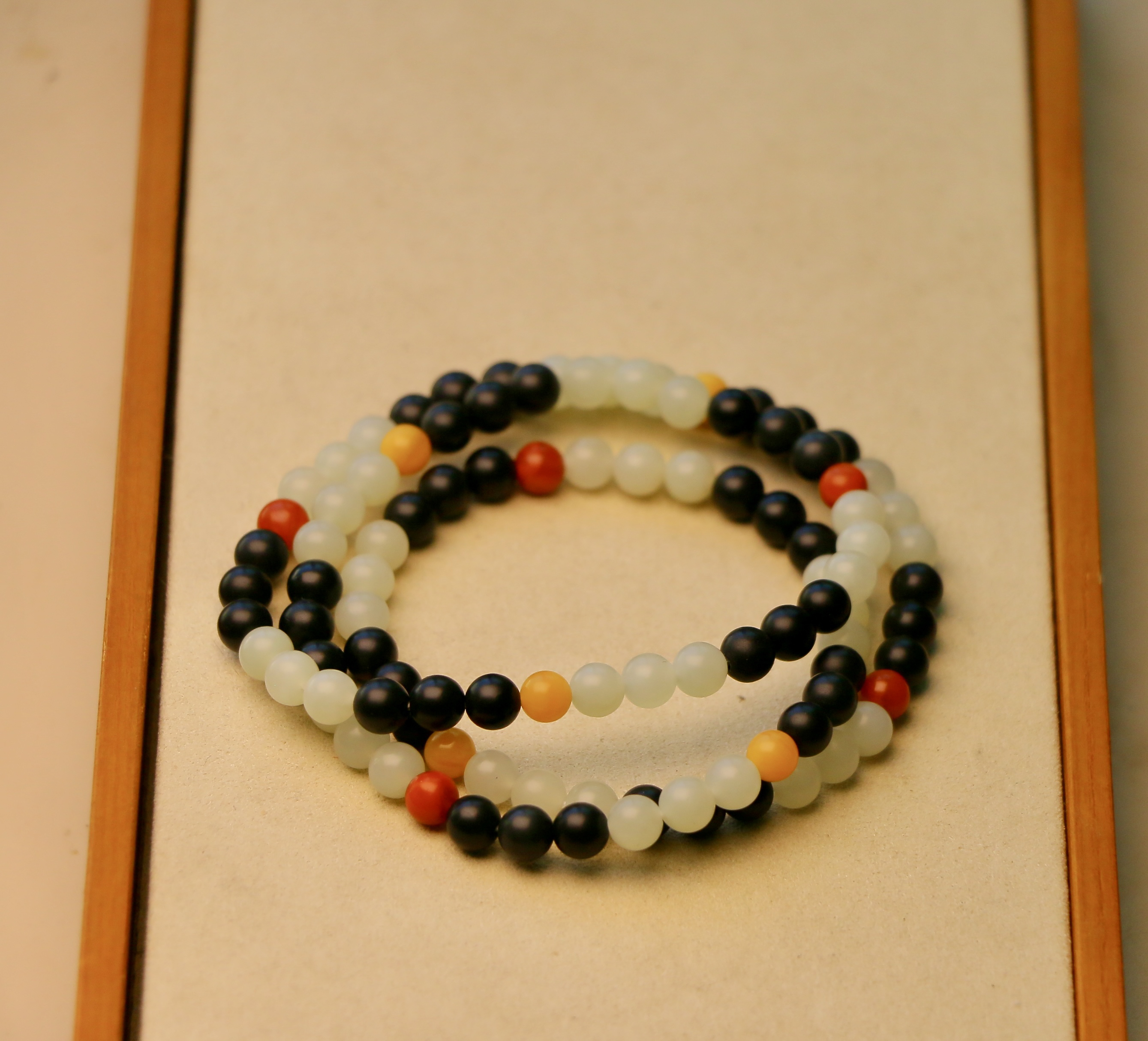 和田玉三圈手串 黑白红被问爆 .高级地要命