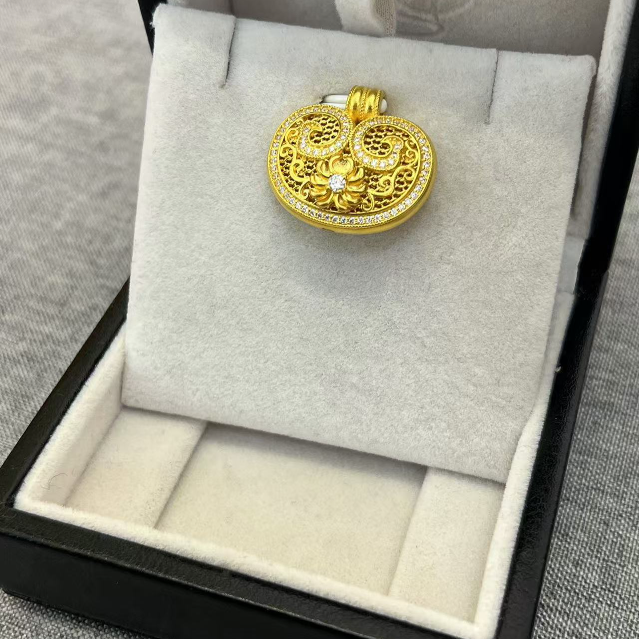 【东豪臻选】足金时尚镶嵌元宝如意妙莲平安锁包花丝镂空如意锁吊坠