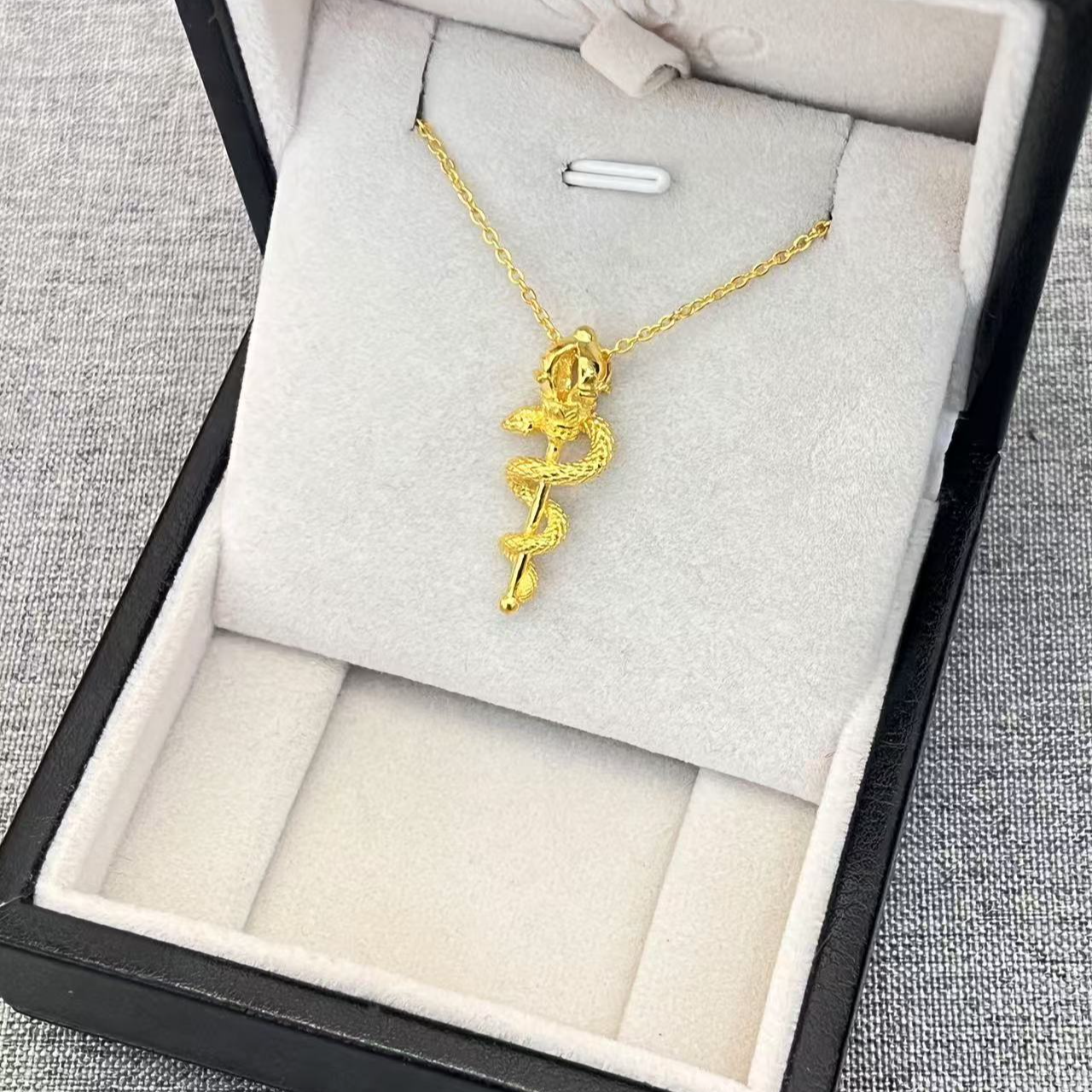  【东豪珠宝】足金简约灵动黄金闪耀灵蛇权杖蛇项链（多样性发其一）