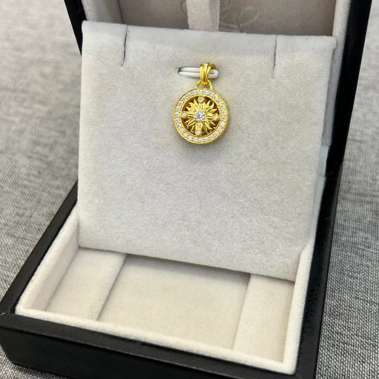 【东豪臻选】足金精致镂空太阳花镶嵌吊坠  简约百搭