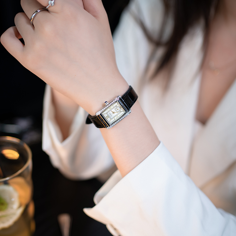 精致方形小众经典新款镶钻简约防水百搭时尚潮流腕表手表女士轻奢