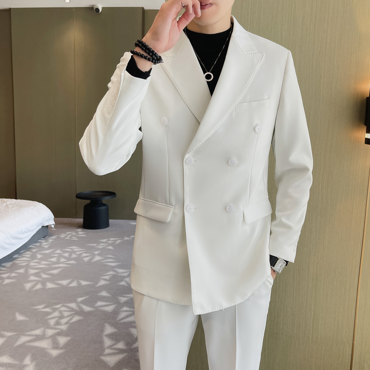 白色弹力面料西服套装