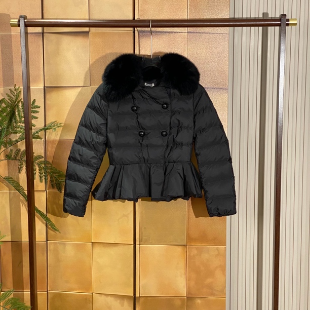MiuMiu黑色水貂毛领背后logo裙摆羽绒服/40码/99新/25107