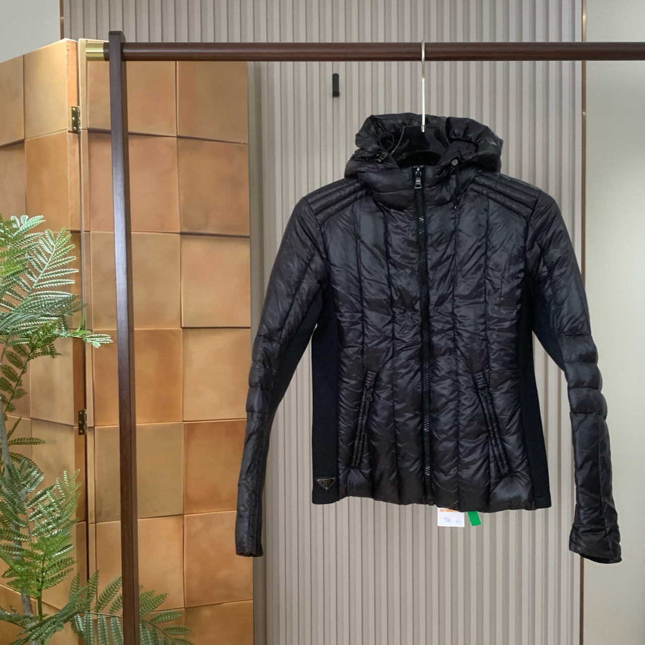 Prada黑色三角标拼接羽绒服/40码/99新/女15629