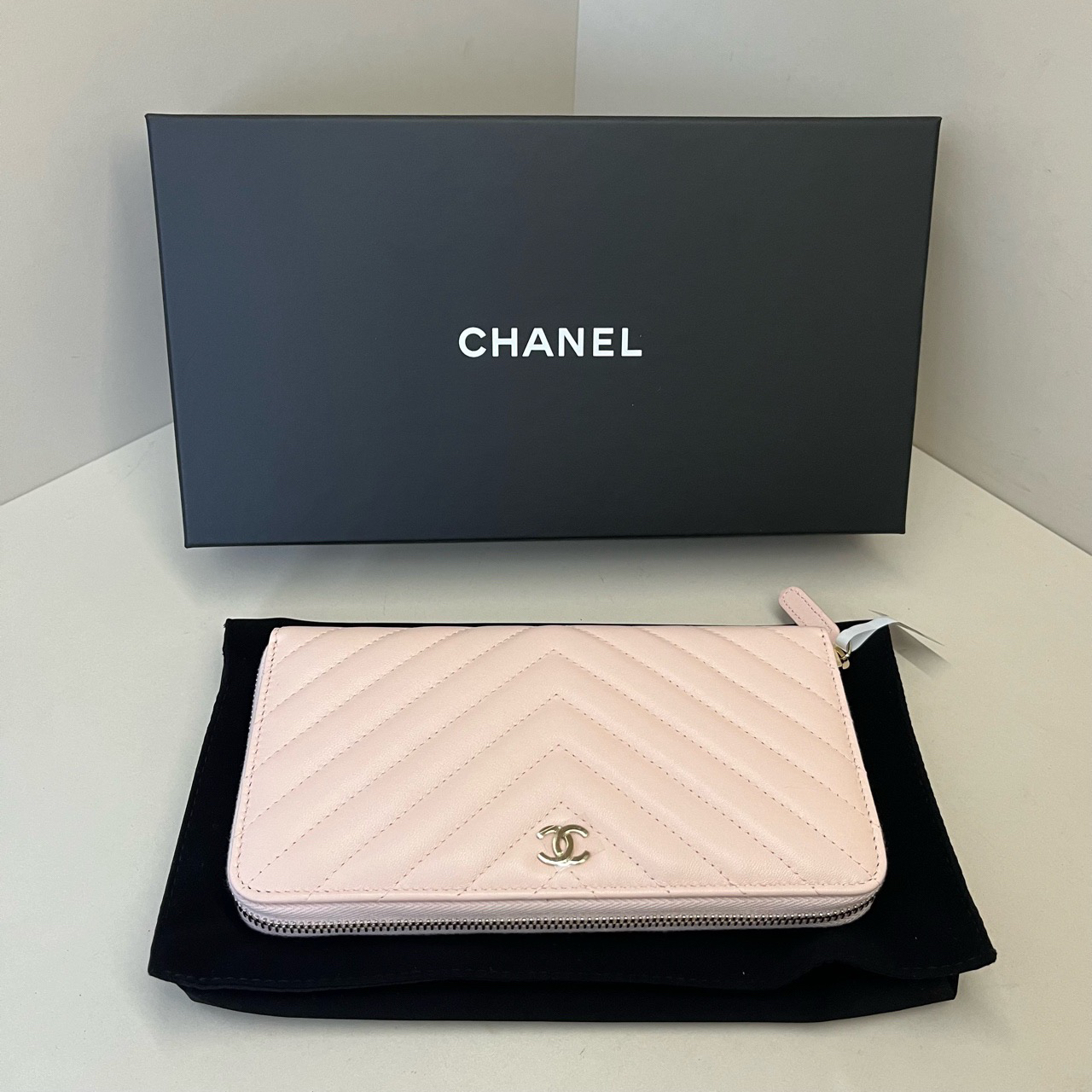 Chanel 粉色金扣logo小羊皮手拿包/全新原盒/19440