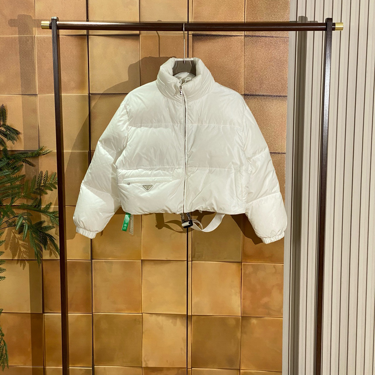 Prada 爆款白色再生尼龙三角标锁扣羽绒服/40码/全新带吊/26611