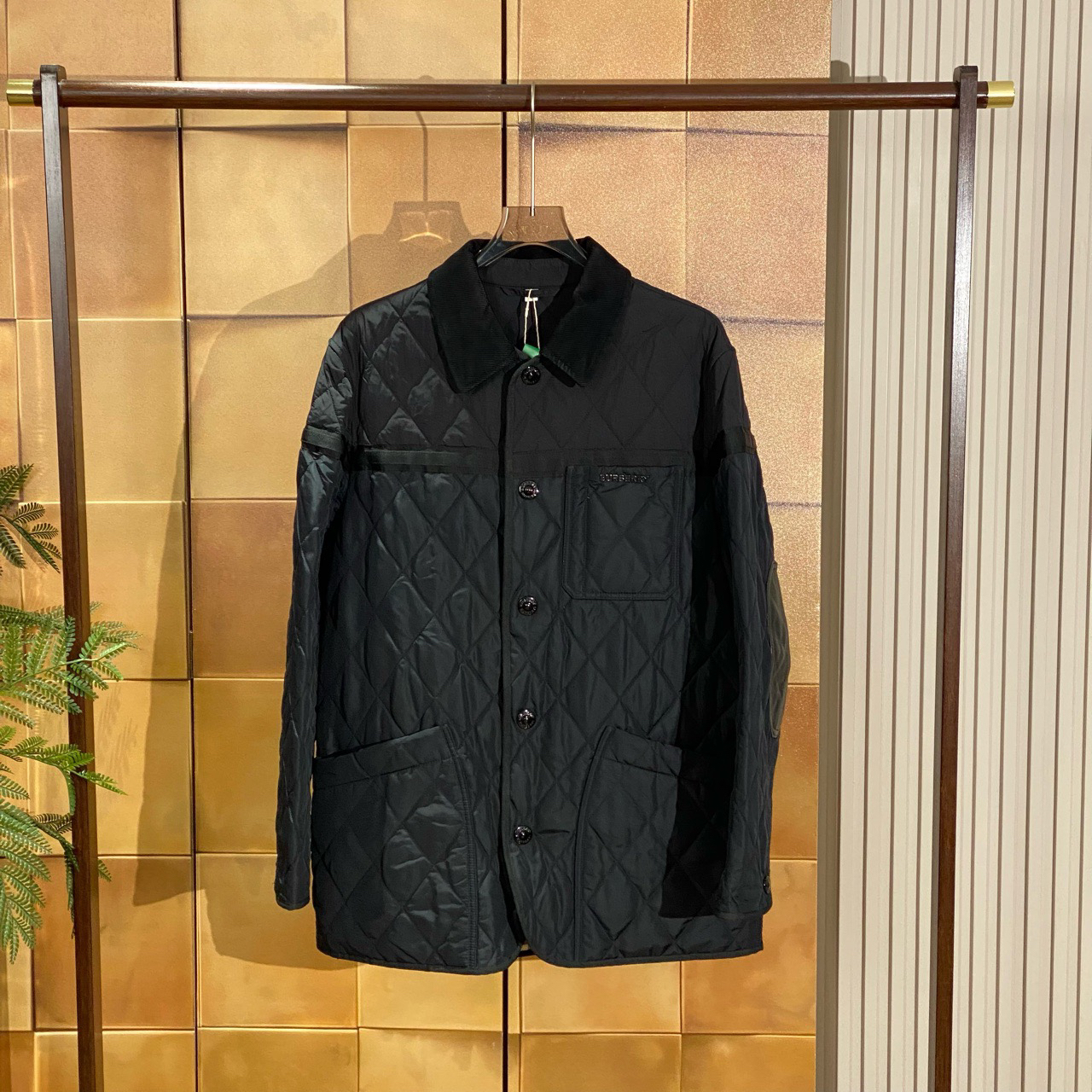 Burberry黑色金属字母logo灯芯绒翻领棉服外套/m码/99新/28530