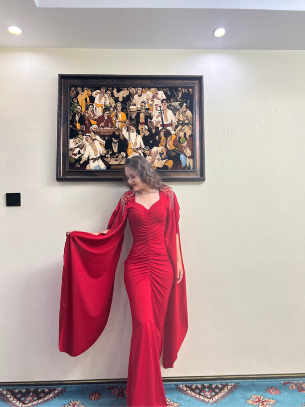 红色晚礼服,显瘦,面料有弹性,放心下单