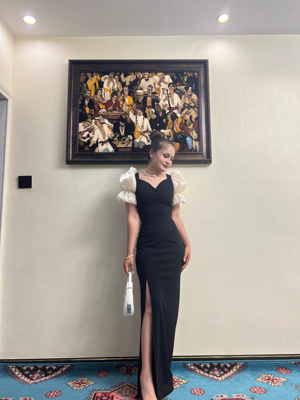 毕业典礼礼服，学生价哦，黑色布料有弹性