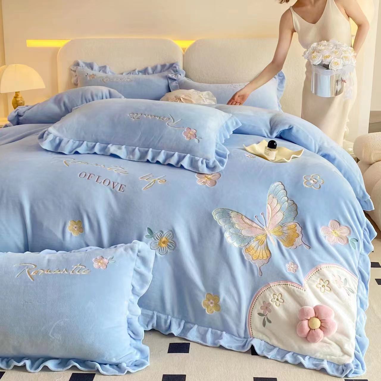 小甜心天空蓝--2024新款冬季保暖重工刺绣全消光牛奶绒花边四件套