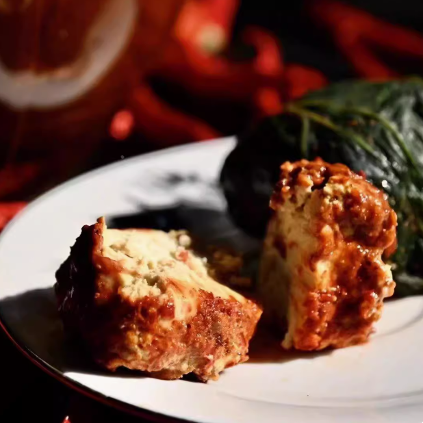 四川红豆腐手工制作青菜叶包裹霉豆腐豆腐乳