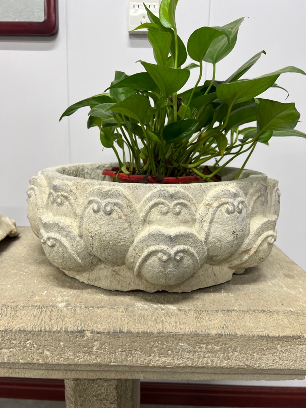 青石莲花石盆，皮壳漂亮