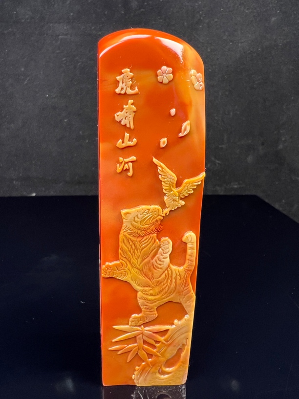 精品俏色寿山石题材：虎啸山河 尺寸：2.8+3.1+11.8厘米