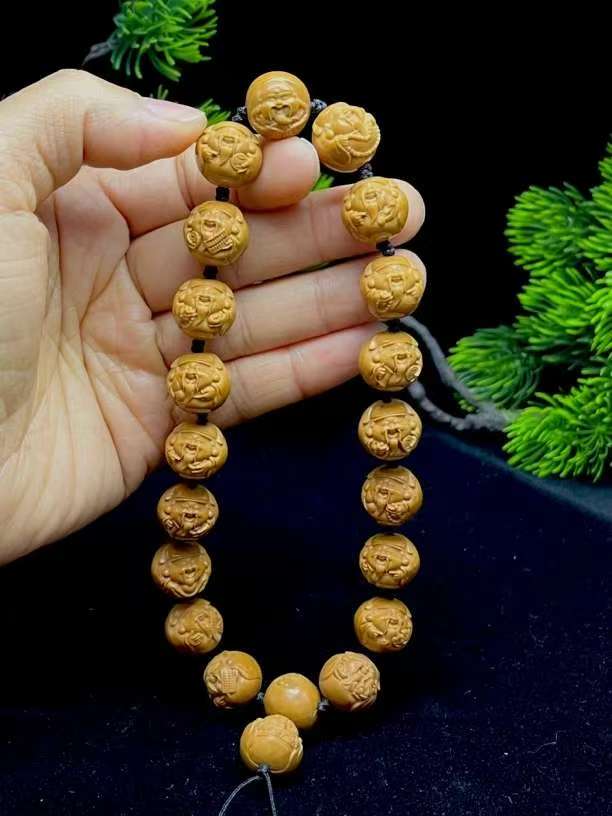 猴头核桃龙岩料雕刻和顺财神手持