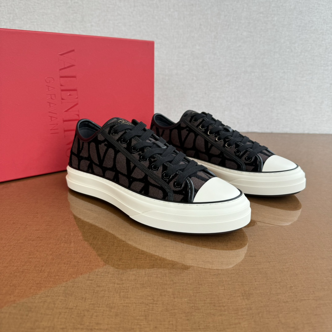 全新未使用 Valentino/华伦天奴 男士V标运动鞋Mcs30292