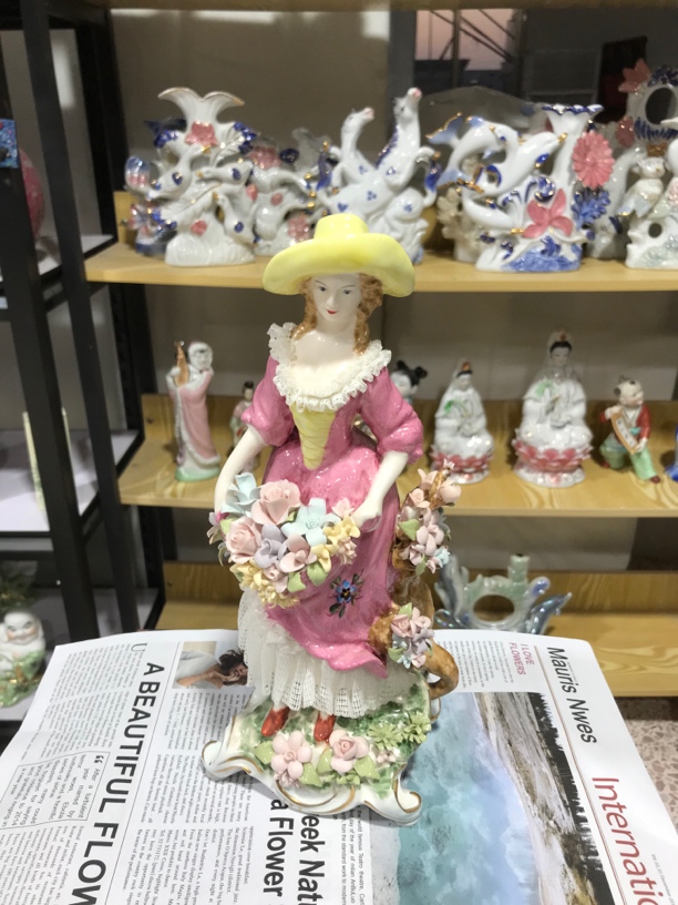 捧着花蓝的美女瓷偶摆件