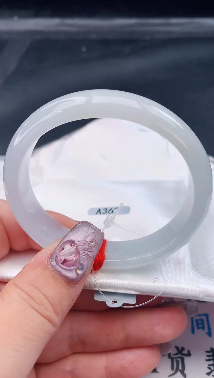 【闪购商品】翡翠手镯未镶嵌56贵妃