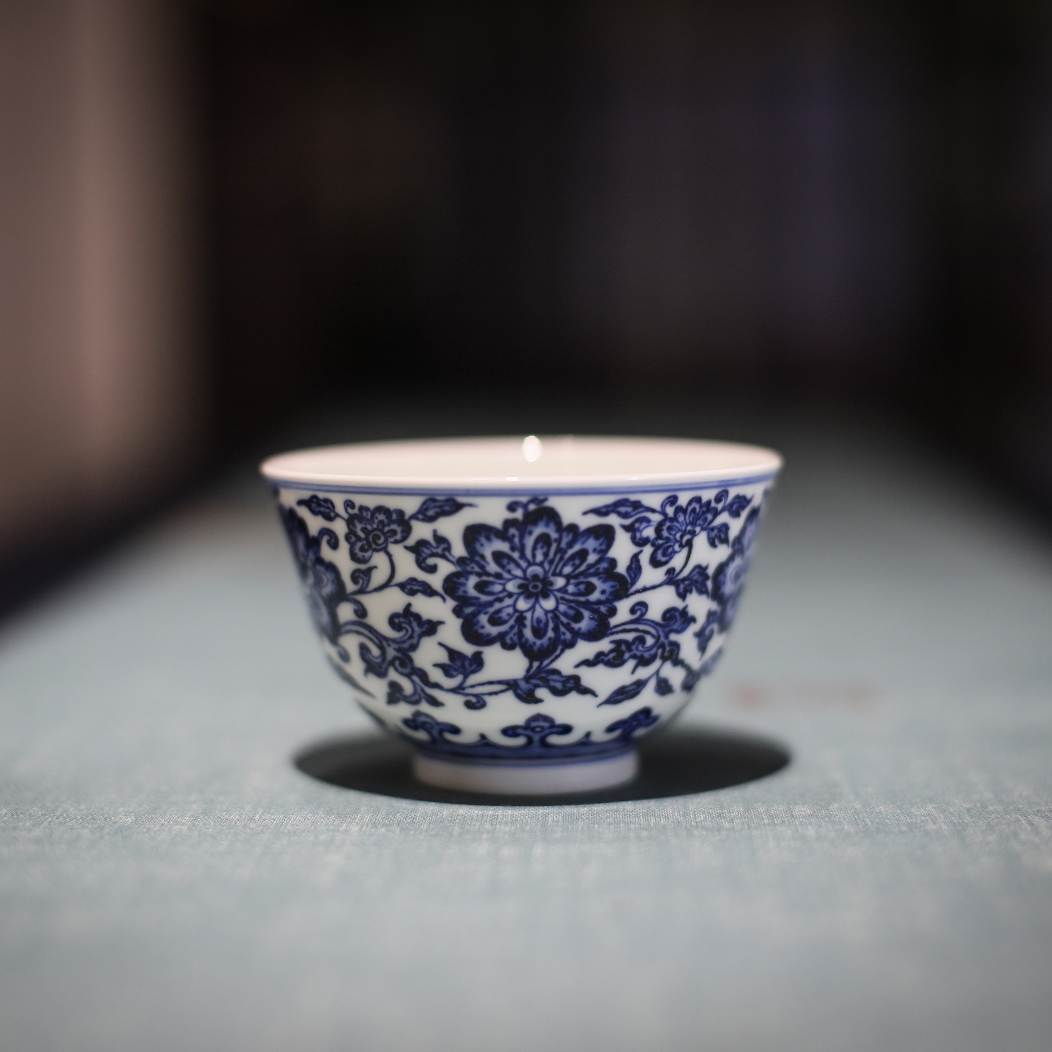 承理臻玩青花缠枝如意杯主人杯