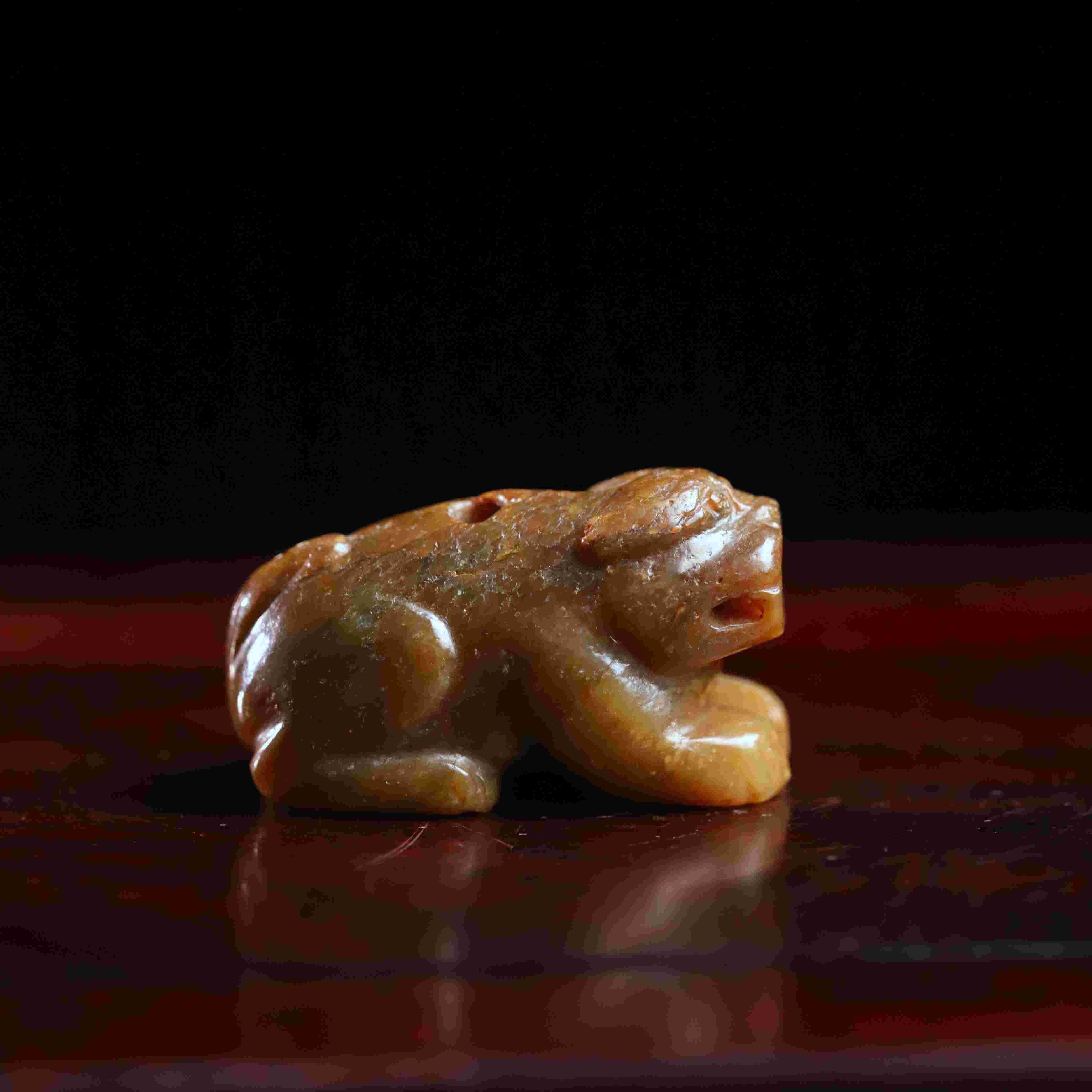 214明代和田玉瑞兽把件524