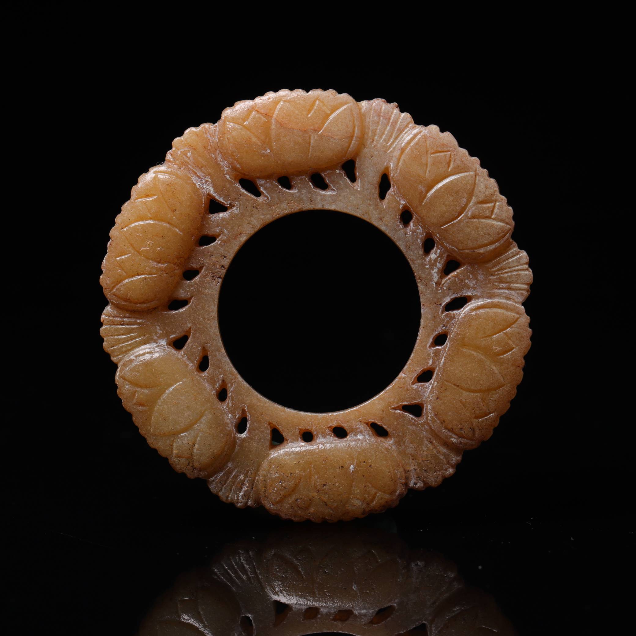 1142明代和田玉莲瓣玉环1674