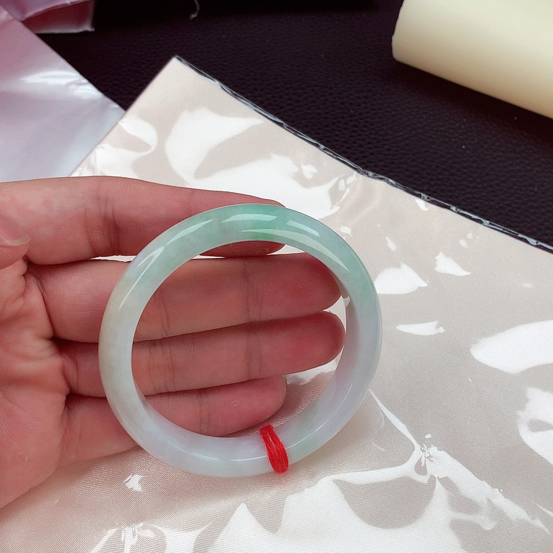 翡翠手镯未镶嵌翡翠