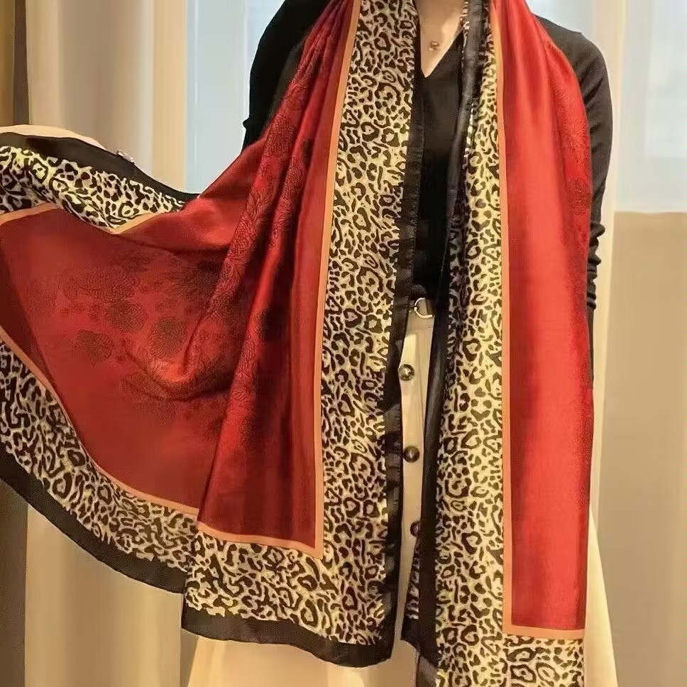 秋冬围巾丽锦缎85*180玫瑰红豹纹夏季气质纱巾印花百搭仙女丝巾