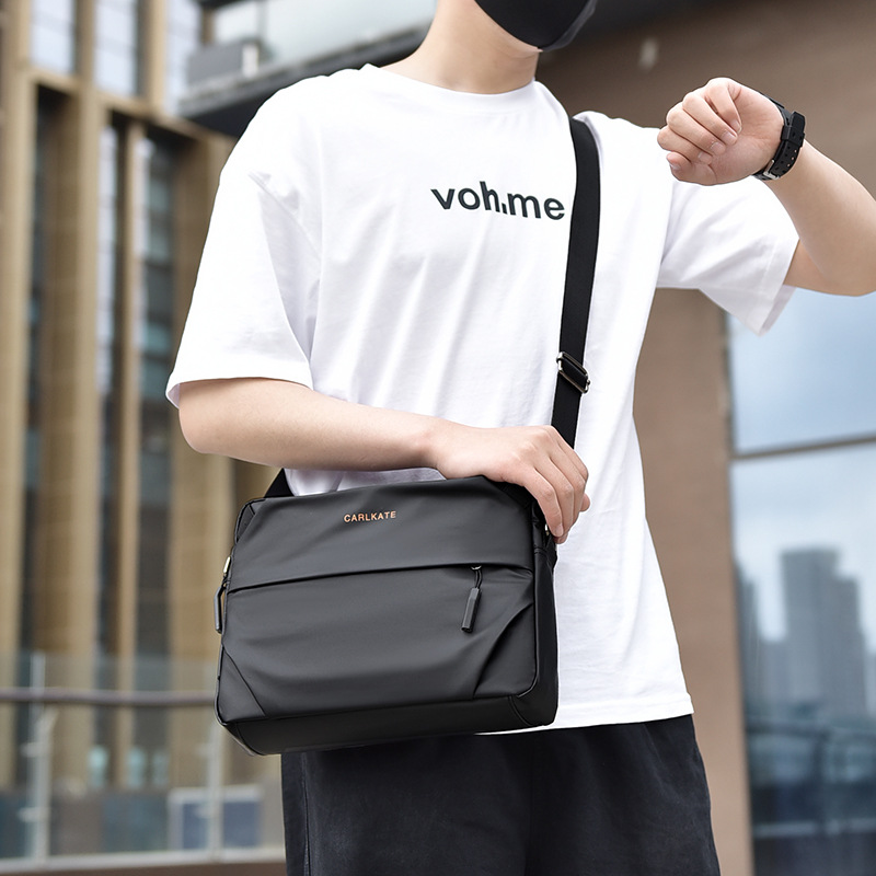 2024新款潮牌斜挎包男士单肩时尚休闲背包大容量男包潮流便携挎包