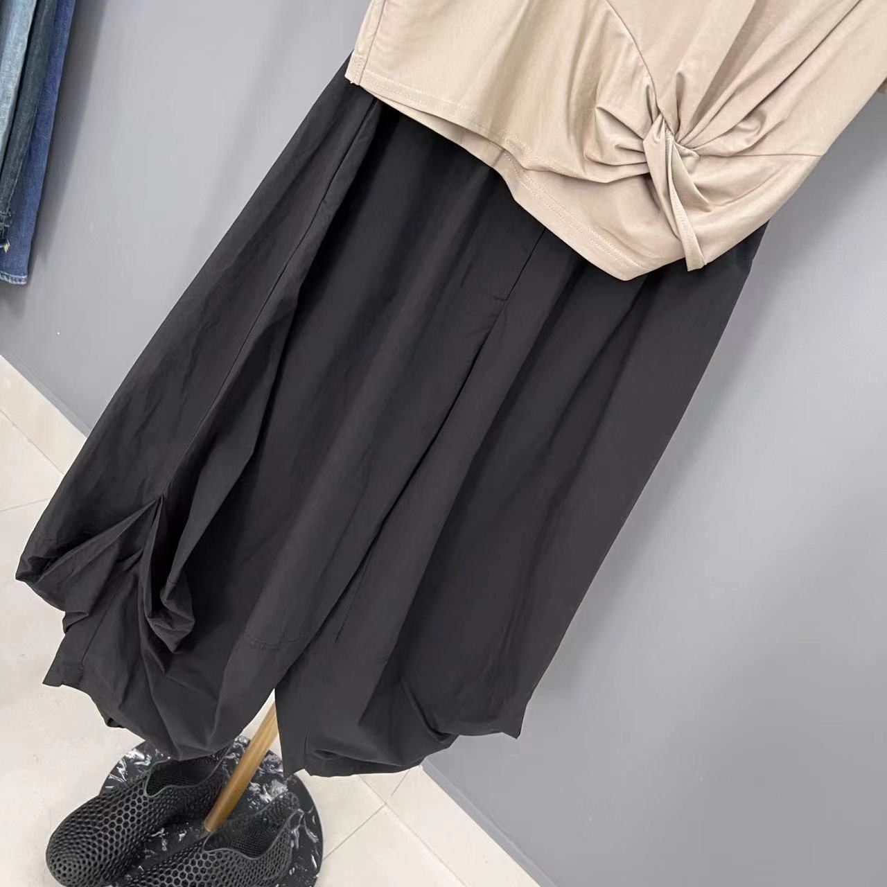 14068「哎呦家」2023春夏新款简约设计一粒扣松紧腰阔腿裤灯笼裤