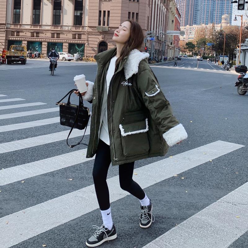 羊羔毛拼接羽绒服女冬2024新款气质韩系学院风工装炸街白鸭绒外套