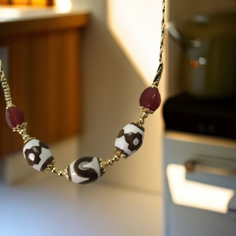 玛瑙坦诚三眼虎牙锁骨链