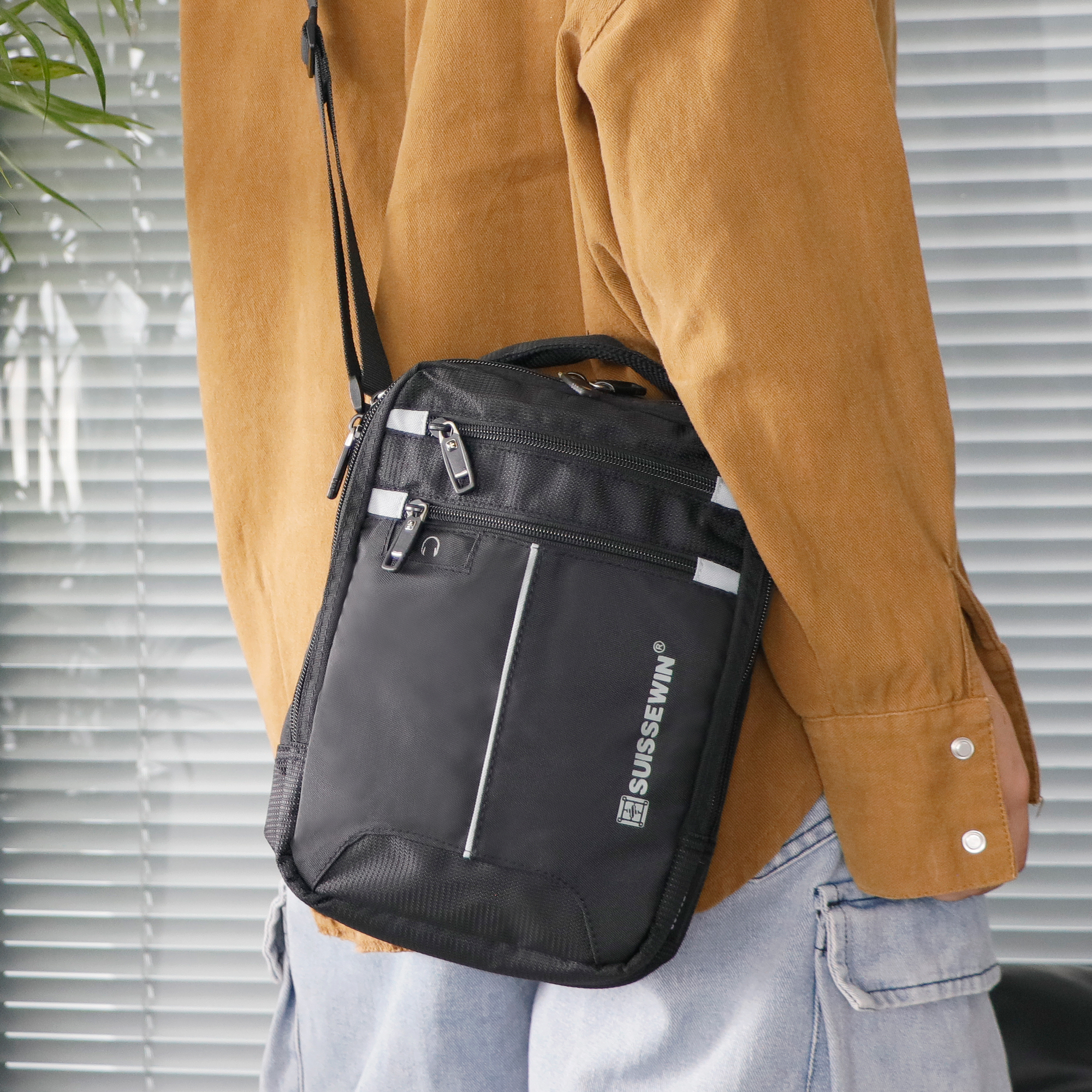SUISSEWIN运动雅丹风户外百搭防水潮流单肩肩包运动时尚户外百搭