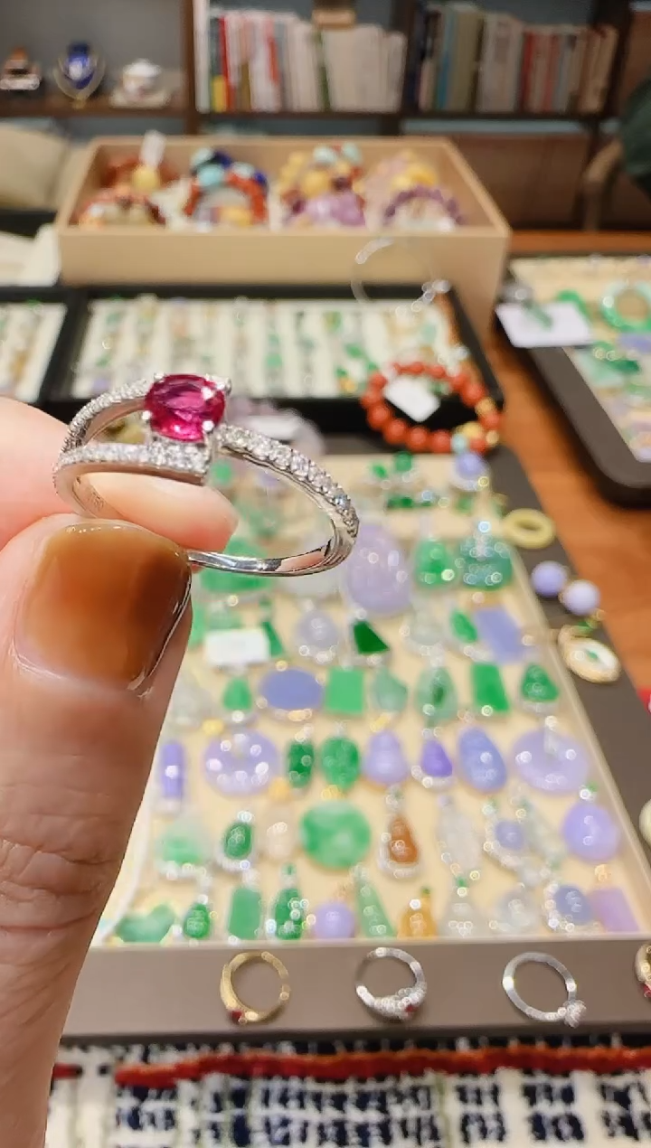 【闪购商品】红宝石戒指18K金镶嵌红宝石戒指