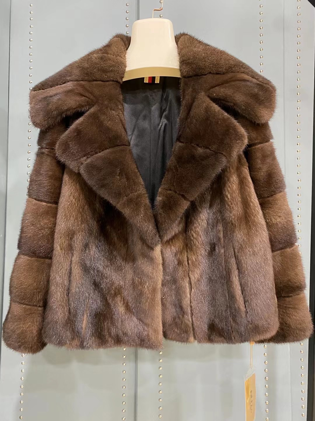 2024冬季女士时尚天使之翼大翻领设计百搭外套