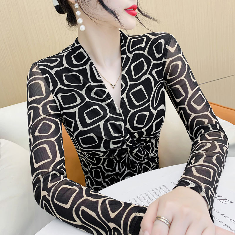 V领印花长袖T恤秋季新款大码修身打底衫女网纱百搭时尚上衣小衫