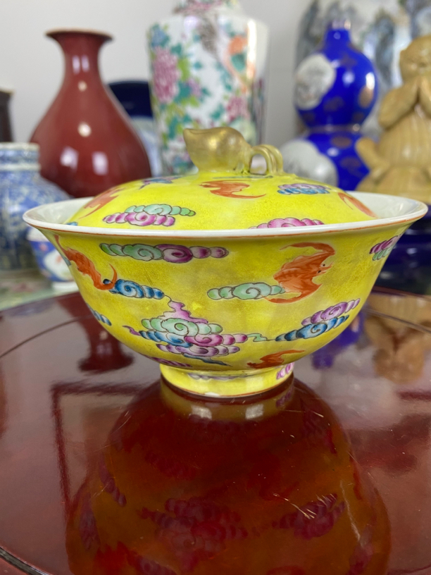 黄地洋彩描金蝙蝠盖碗